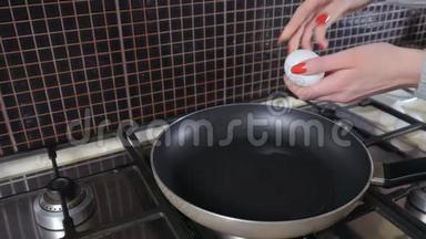 女人用煎锅砸鸡蛋